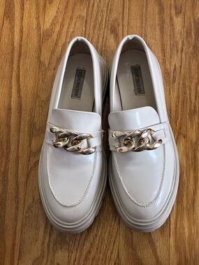 Steve Madden Cream Ivory Patent Makira Loafers with Gold Chain Accent Lug Sole